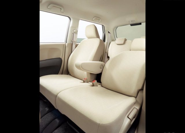 2015_HONDA_N_ONE_backseats_pic-14