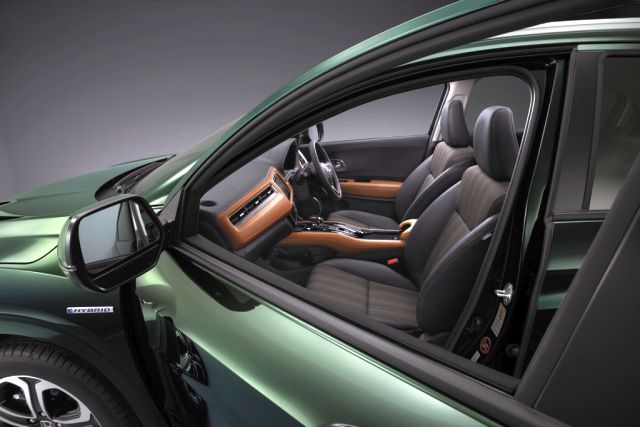 2015_HONDA_VEZEL_Crossover_interior_pic-4