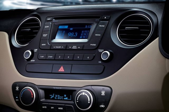 2015_HYUNDAI_XCENT_music_system&air_condition_pic-5