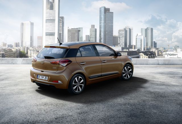 2015_Hyundai_i20_pic-3