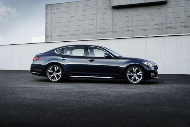 2015_INFINITI_Q70L_pic-6