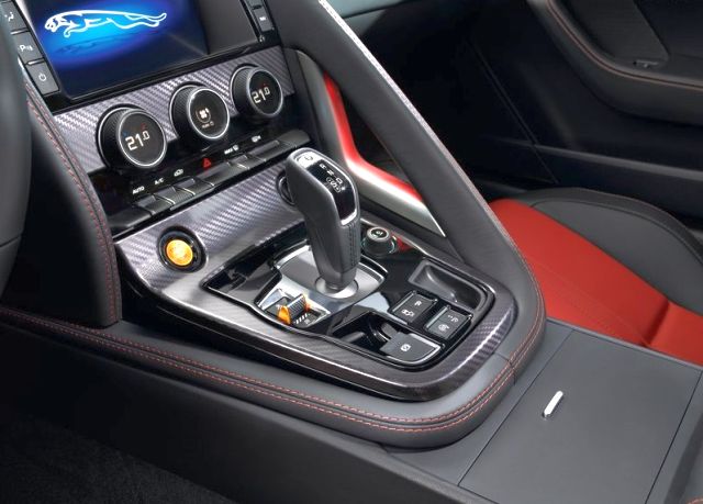 2015_JAGUAR_F-TYPE_gearknob_pic-12