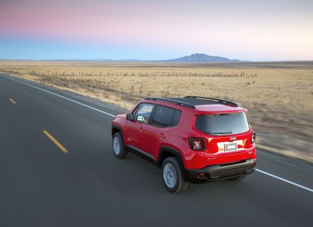 2015_JEEP_RENEGADE_rear_pic-8