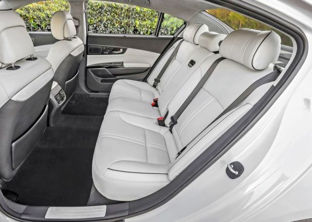 2015_KIA_K900_seats_pic-8