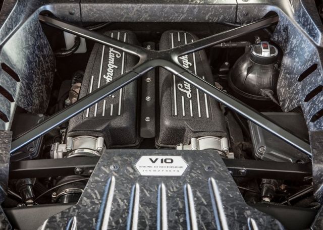 2015_LAMBORGHINI_HURACAN_LP610-4_ENGINE_pic-12