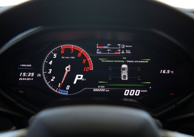 2015_LAMBORGHINI_HURACAN_LP610-4_dashboard_pic-9