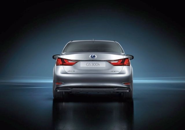 2015_LEXUS_GS_300H_rear_pic-2