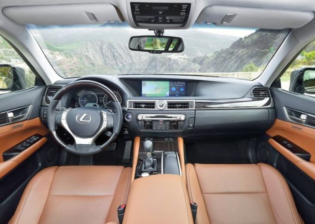 2015_LEXUS_GS_300H_steeringwheel_pic-7