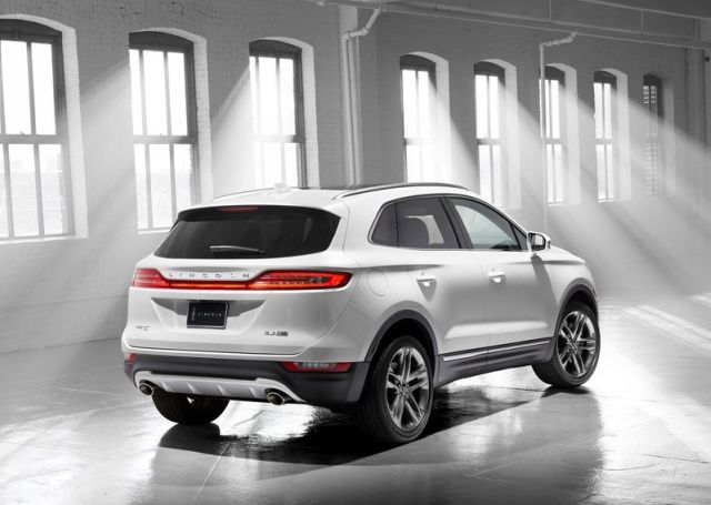 2015_LINCOLN_MKC_SUV_rear_pic-6