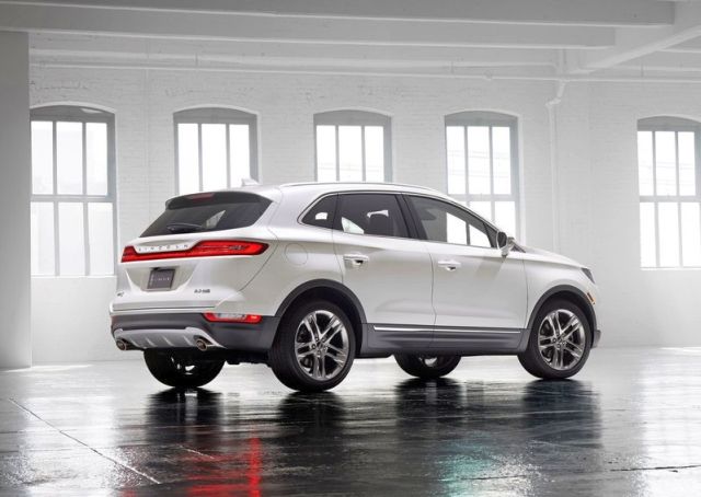 2015_LINCOLN_MKC_SUV_rear_pic-7