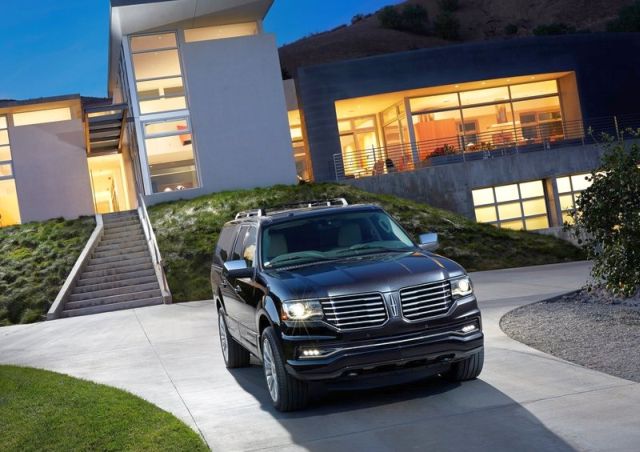 2015_LINCOLN_NAVIGATOR_front_pic-2