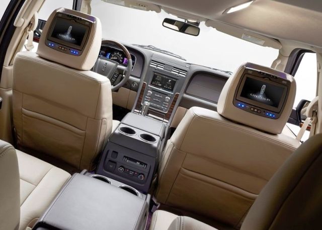 2015_LINCOLN_NAVIGATOR_interior_pic-8