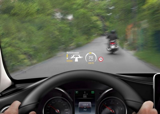 2015_MERCEDES_C-CLASS__head-up_display_pic-20