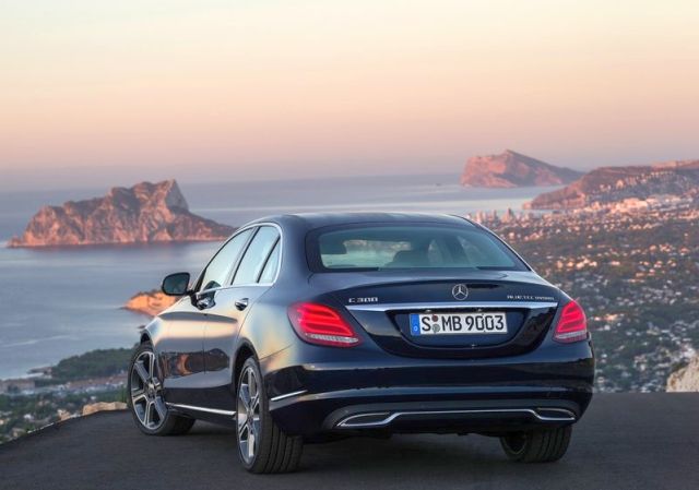 2015_MERCEDES_C-CLASS_rear_pic-13