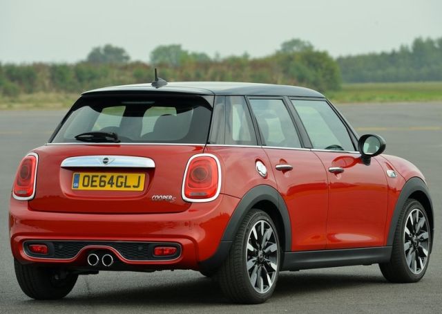 2015_MINI_COOPER_S_5 Door_pic-6