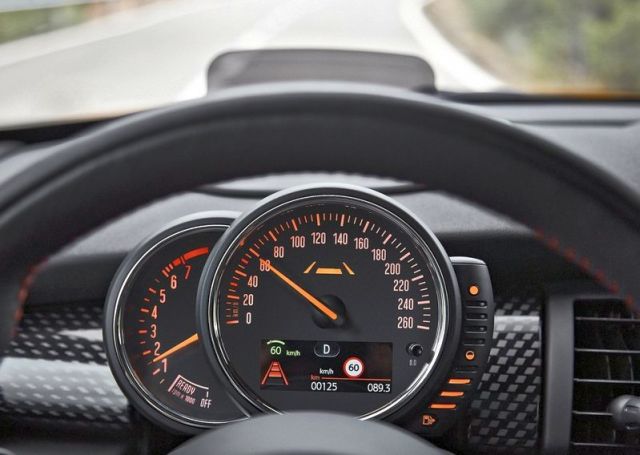 2015_MINI_COOPER_S_dashboard_pic-14