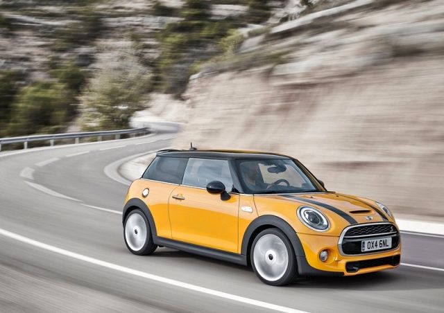 2015_MINI_COOPER_S_front_pic-6