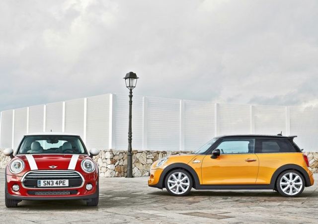 2015_MINI_COOPER_S_front_pic-7