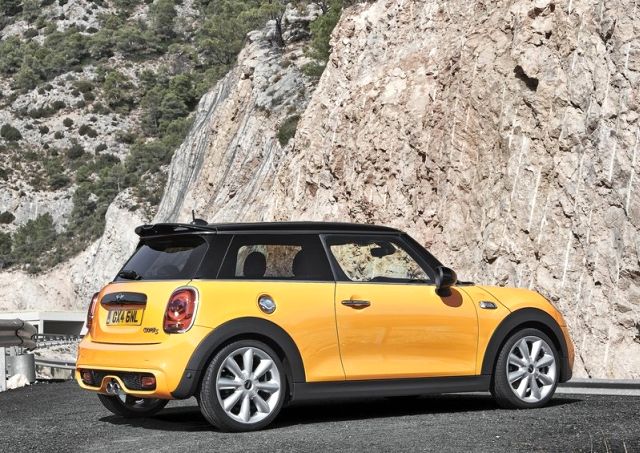 2015_MINI_COOPER_S_front_pic-8