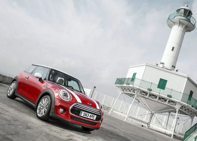 2015_MINI_COOPER_front_pic-4