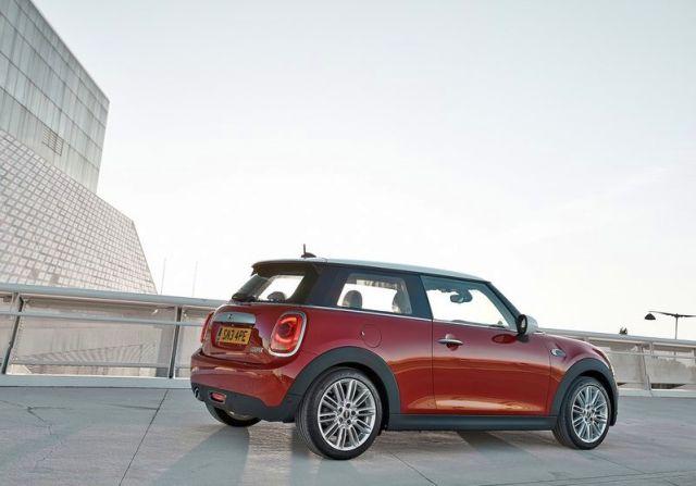 2015_MINI_COOPER_rear_pic-10