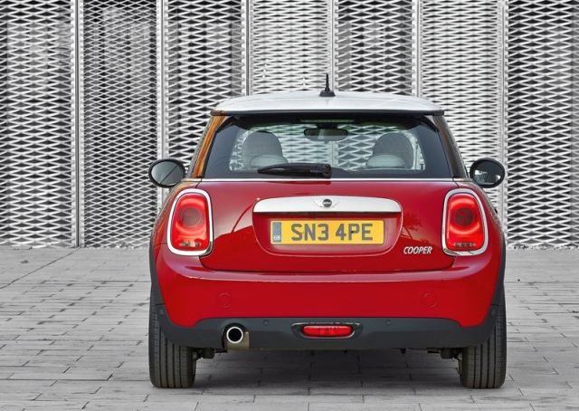 2015_MINI_COOPER_rear_pic-12