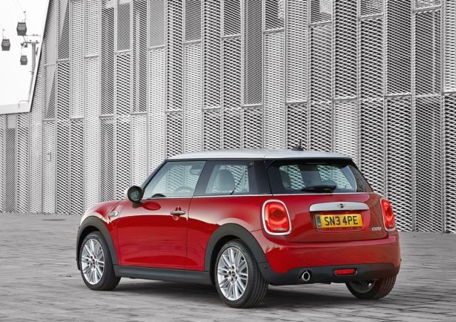 2015_MINI_COOPER_rear_pic-8