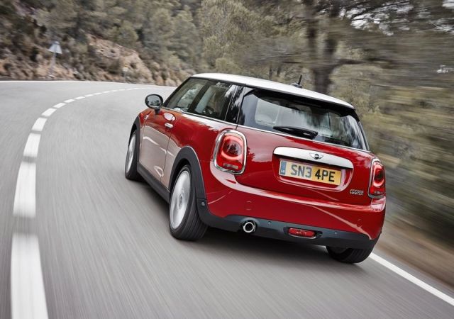 2015_MINI_COOPER_rear_pic-9