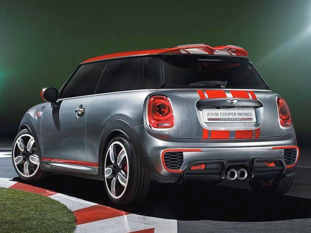 2015_MINI_JOHN_COOPER_WORKS_rear_pic-4