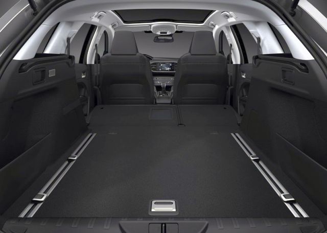 2015_PEUGEOT_308_SW_trunk_pic-10