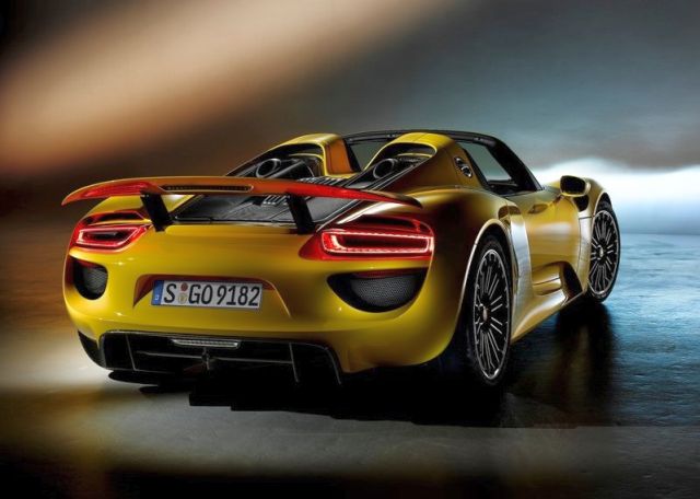 2015_PORSCHE_918_SPIDER_rear_pic-3