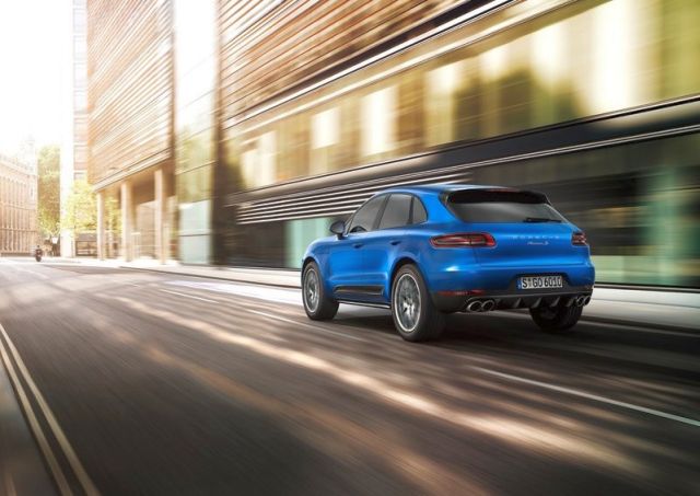 2015_PORSCHE_MACAN_Blue_rear_pic-4