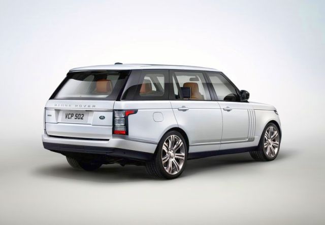 2015_RANGE_ROVER_LWB_rear_pic-2