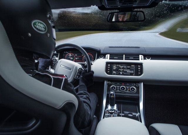 2015_RANGE_ROVER_SPORT_SVR_pic-13