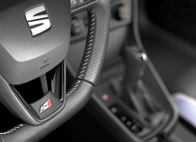 2015_SEAT_LEON_Cupra_steeringwheel_logo_pic-8