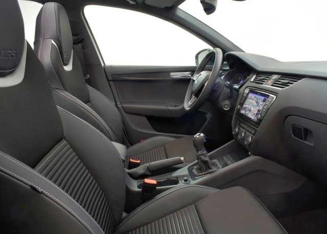 2015_SKODA_OCTAVIA_VRS_COMBI_interior_pic-10