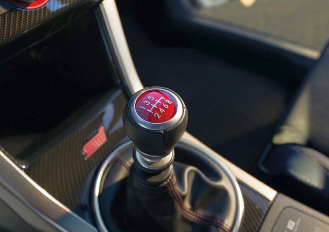 2015_SUBARU_WRX_STI_gearknob_pic-14