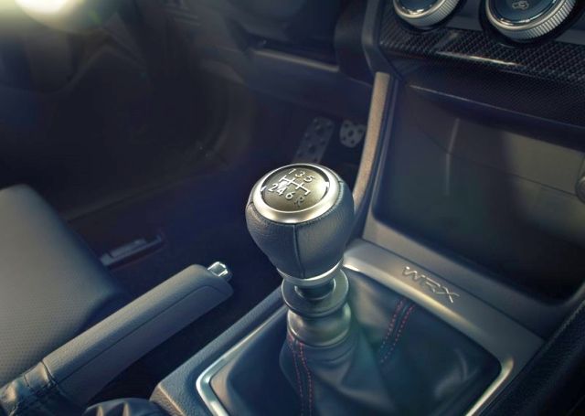 2015_SUBARU_WRX_gearknob_pic-12