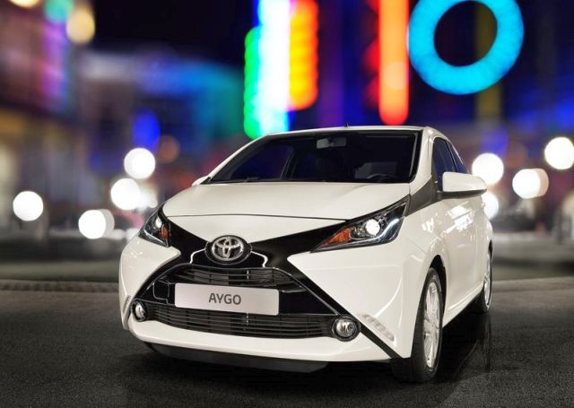 2015_TOYOTA_AYGO_front_pic-12