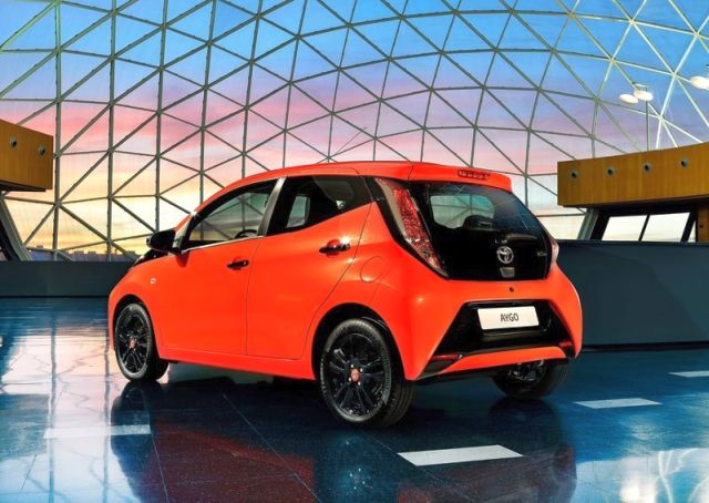 2015_TOYOTA_AYGO_rear_pic-15