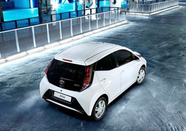 2015_TOYOTA_AYGO_rear_pic-5