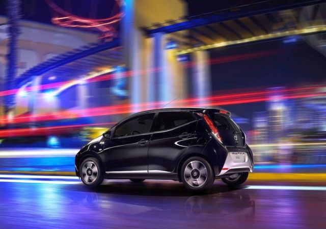 2015_TOYOTA_AYGO_rear_pic-7