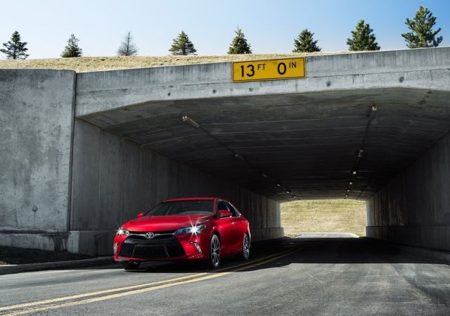 2015_TOYOTA_CAMRY_pic-3