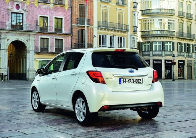 2015_TOYOTA_YARIS_restyle_pic-3