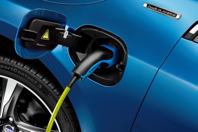 2015 VOLVO V60 PLUG-IN HYBRID R-Design