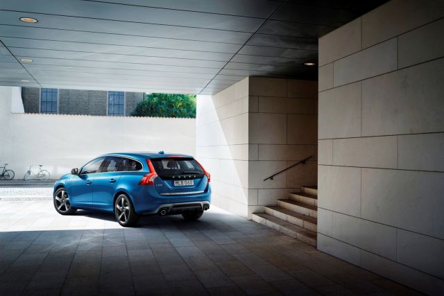 2015 VOLVO V60 PLUG-IN HYBRID R-Design