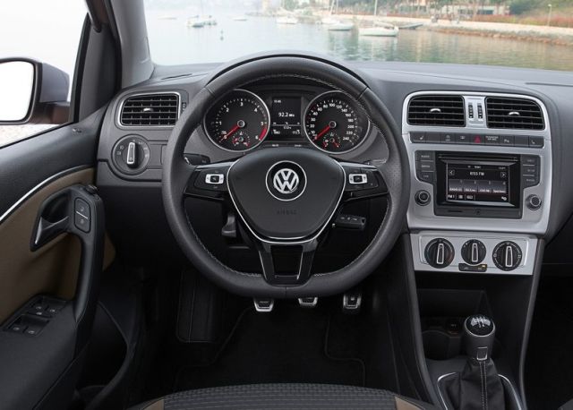 2016 VW CROSSPOLO