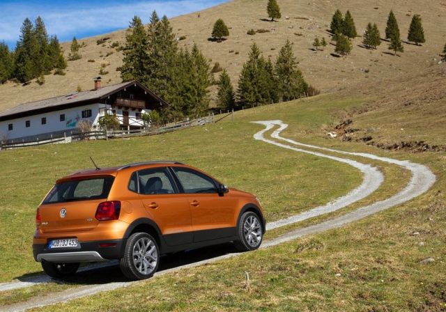 2015_VW_CROSSPOLO_rear_pic-1