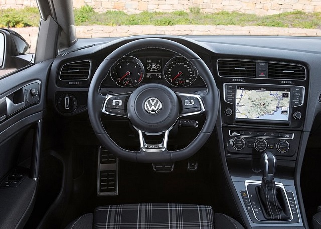 2015_VW_GOLF_GTD_VARIANT_pic-6