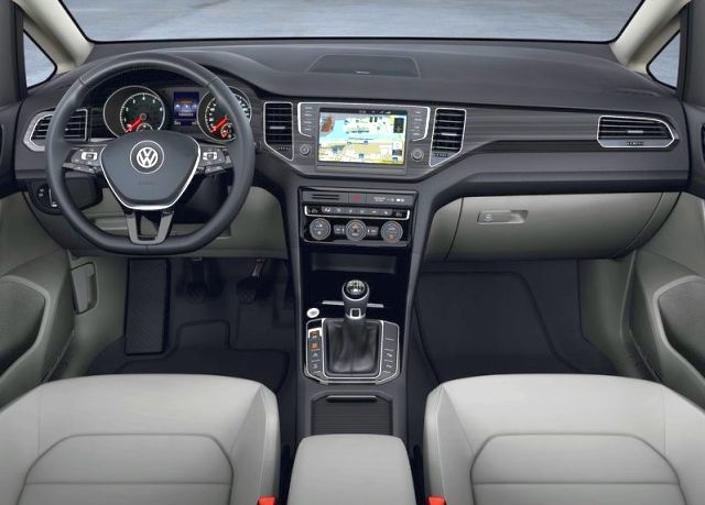 2015_VW_GOLF_SPORTSVAN_interior_pic-7